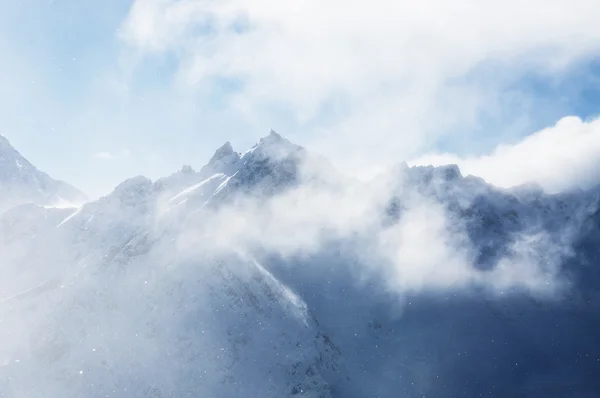 Picos de montaña y nubes al atardecer . —  Fotos de Stock