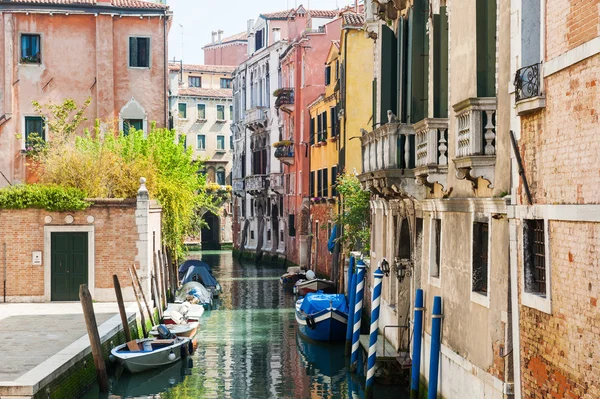 Canal panorámico con edificios antiguos en Venecia, Italia — Foto de Stock