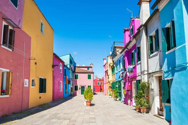 Красочные дома на острове Бурано рядом с Венецией, Италия — стоковое фото