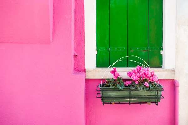 Kolorowe domy na wyspie Burano w pobliżu Wenecji, Włochy — Zdjęcie stockowe