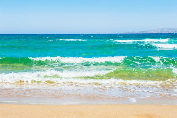 Hermosa playa con mar turquesa y arena blanca . — Foto de Stock