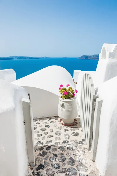 Vit arkitektur på Santorini ön, Grekland. — Stockfoto