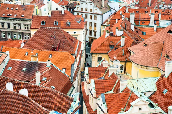 プラハ、チェコ共和国の伝統的な赤い屋根の家々 — ストック写真