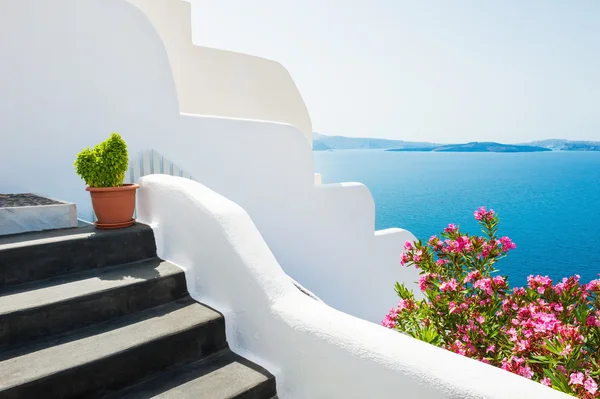 Architettura bianca sull'isola di Santorini, Grecia — Foto Stock