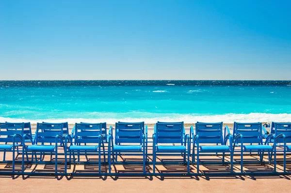 Niebieskie krzesła na Promenade des Anglais w Nicei, Francja — Zdjęcie stockowe