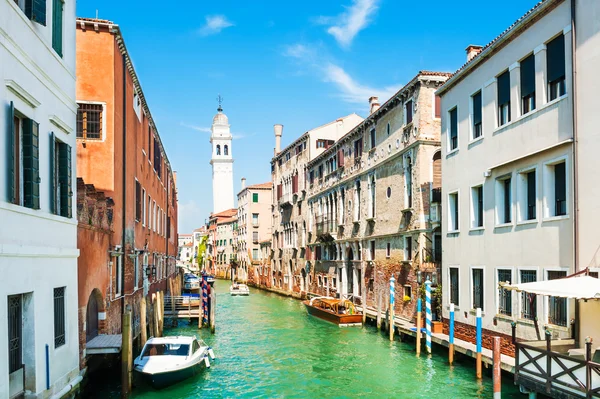 Canal cênico com edifícios antigos em Veneza, Itália — Fotografia de Stock