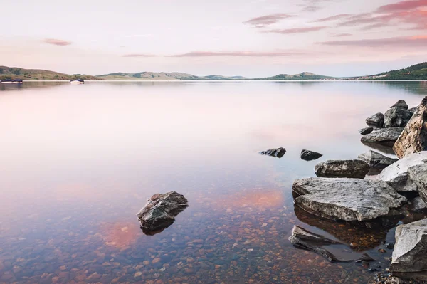 Prachtig meer bij zonsondergang. — Stockfoto