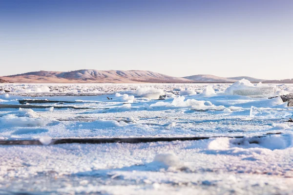 Ijs op het bevroren meer. — Stockfoto