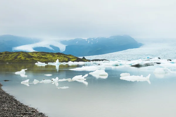 Ijsbergen in het gletsjermeer, Fjallsarlon lagoon, Zuid-IJsland — Stockfoto