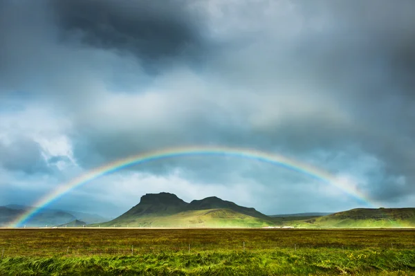 Arco-íris sobre as montanhas, Islândia do Sul . — Fotografia de Stock