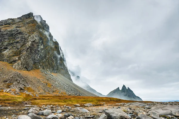山とアイスランドの霧 — ストック写真