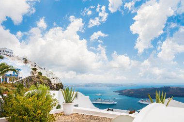 Yunanistan 'ın Santorini adasında beyaz mimari.