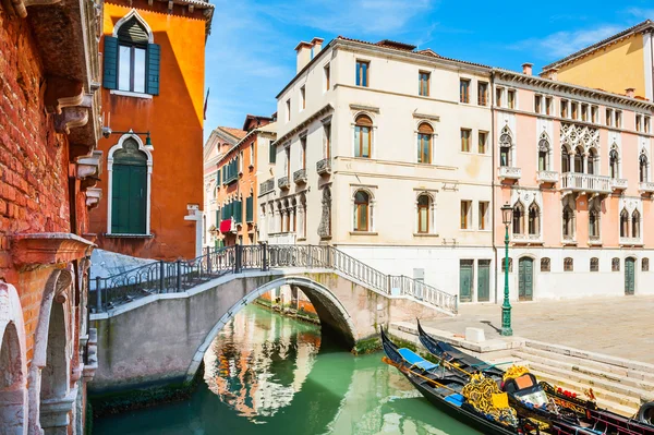 Canal escénico en Venecia, Italia — Foto de Stock