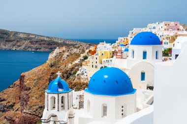 Santorini Island, Yunanistan üzerinde mavi kubbeler ile kilise. 