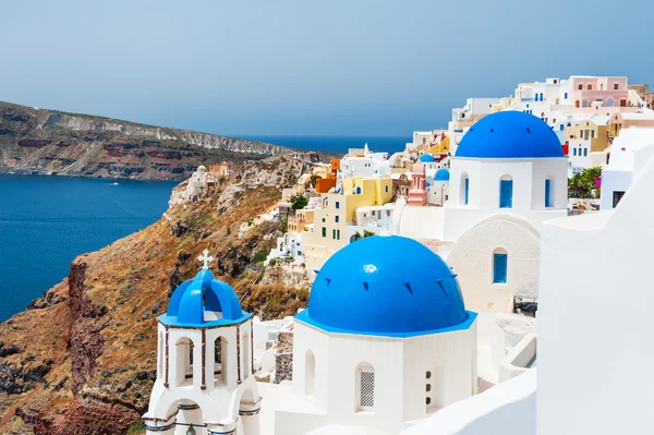 Chiesa con cupole blu sull'isola di Santorini, Grecia . — Foto Stock