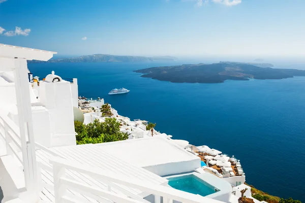 Arquitectura blanca en la isla de Santorini, Grecia. — Foto de Stock