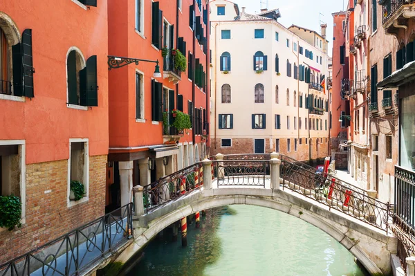 Canal panorámico con edificios coloridos en Venecia, Italia . — Foto de Stock