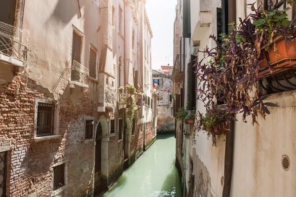 Malebný kanál v Benátkách, Itálie. — Stock fotografie