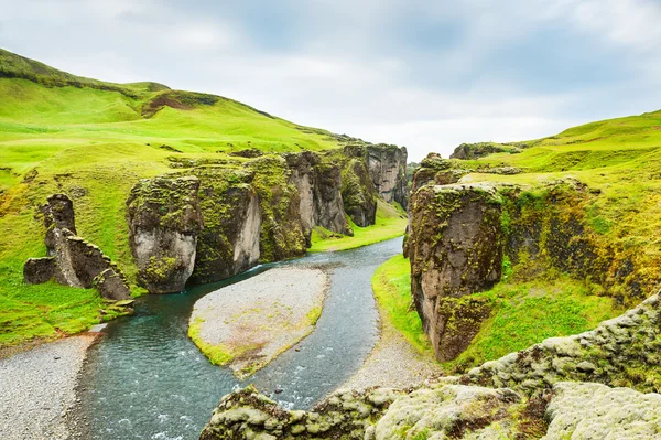 Fjadrargljufur canyon com rio e grandes rochas. Islândia do Sul — Fotografia de Stock