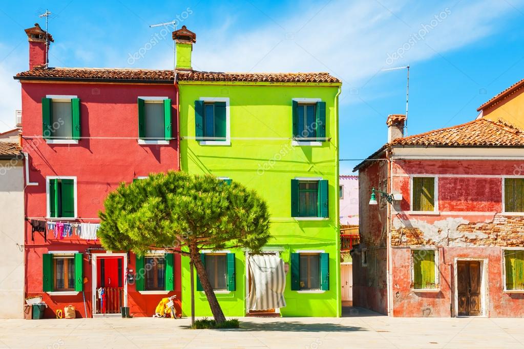 ブラーノ島 イタリア ベニスの近くにカラフルな家 ストック写真 C Smallredgirl