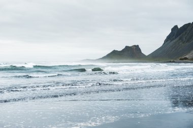 Atlantik Okyanusu güzel sahil. East Iceland