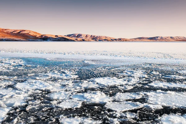 Is på den frosne innsjøen. – stockfoto