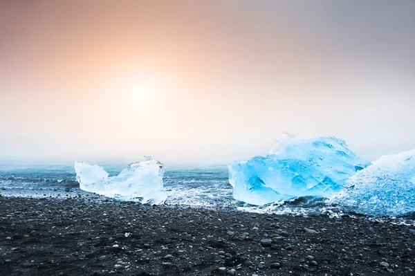 Kék jéghegyek az Atlanti-óceán partján — Stock Fotó