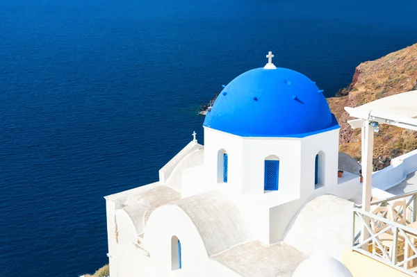 Chiesa con cupole blu nella città di Oia, isola di Santorini, Grecia — Foto Stock