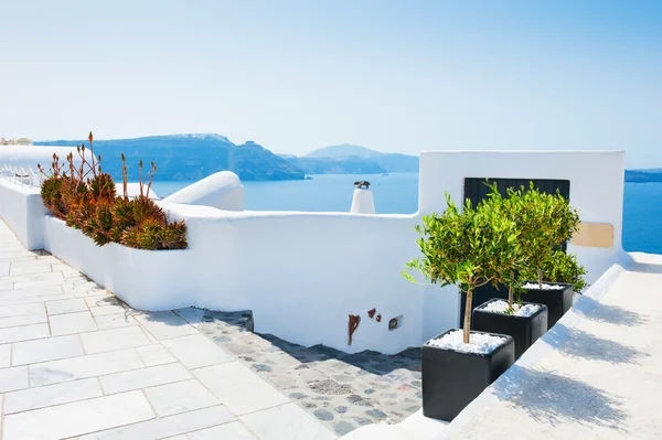 Arquitectura blanca en la isla de Santorini, Grecia. — Foto de Stock