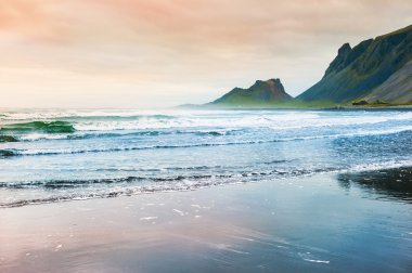 Atlantik Okyanusu güzel sahil. East Iceland