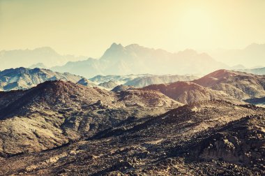 gün batımında Arap çölde dağlar