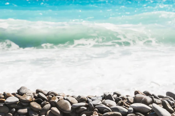 Пляж с бирюзовой водой и галькой — стоковое фото