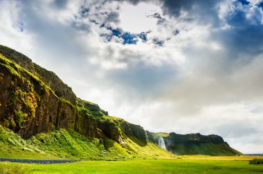İzlanda 'da Seljalandsfoss şelalesi.