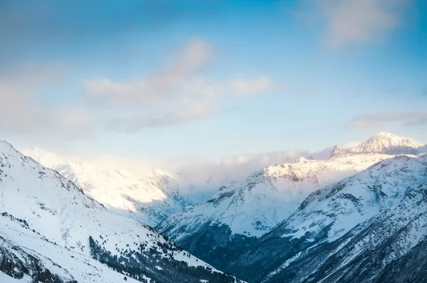 积雪覆盖的山脉 — 图库照片