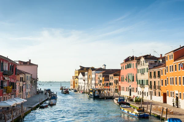 Canal cênico ao pôr do sol em Veneza, Itália — Fotografia de Stock