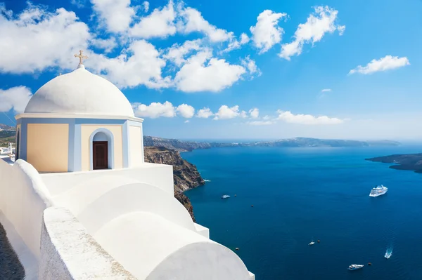 Iglesia blanca en la isla Santorini, Grecia — Foto de Stock