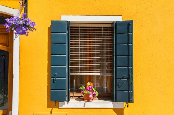 Πολύχρωμα σπίτια σε burano, Ιταλία — Φωτογραφία Αρχείου