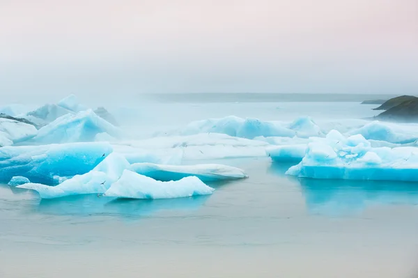 Nagy kék jéghegyek Jokulsarlon jeges lagúna, Izland — Stock Fotó