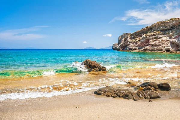 Hermosa playa tropical con agua turquesa clara y rocas . — Foto de Stock