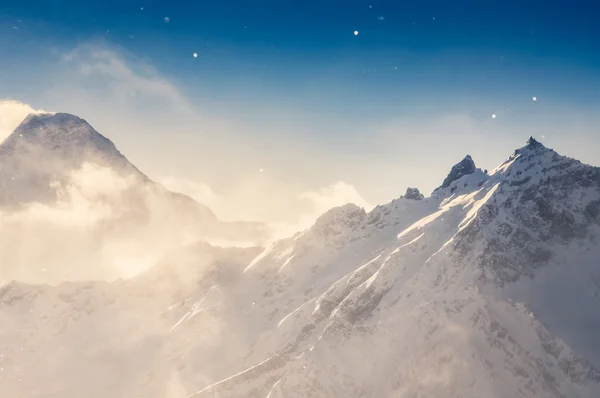 冬の雪に覆われた山 — ストック写真