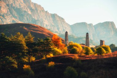 Ingushetia, Kafkasya, Rusya 'daki Erzi Ulusal Parkı' ndaki eski taş kule kompleksi. Gündoğumunda güzel sonbahar manzarası.