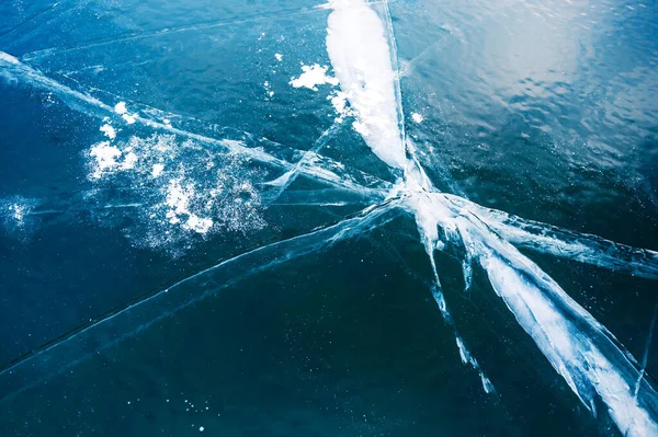 冰冻湖上的蓝冰 冰面上的裂缝美丽的冬季背景 — 图库照片