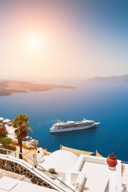 Santorini Adası, Yunanistan 'da beyaz mimari. Deniz kıyısında bir gemi turu. Seyahat hedefleri kavramı