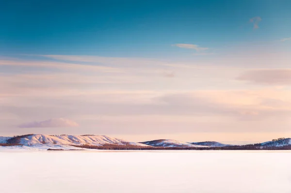 Met Sneeuw Bedekt Ijs Het Bevroren Meer Bij Zonsondergang Prachtig — Stockfoto