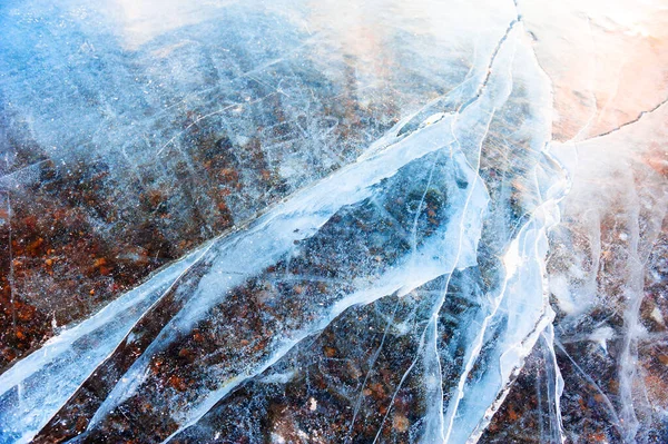 在结冰的湖面上清除冰 冰面上的裂缝美丽的冬季背景 — 图库照片
