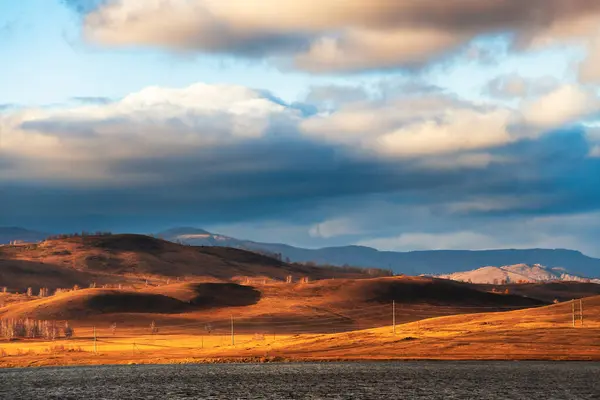 Gele Herfstheuvels Aan Oever Van Het Meer Bij Zonsondergang Prachtig — Stockfoto