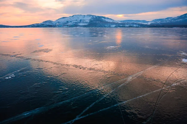 Lód Zamarzniętym Jeziorze Zachodzie Słońca Piękny Zimowy Krajobraz Jezioro Bannoye — Zdjęcie stockowe