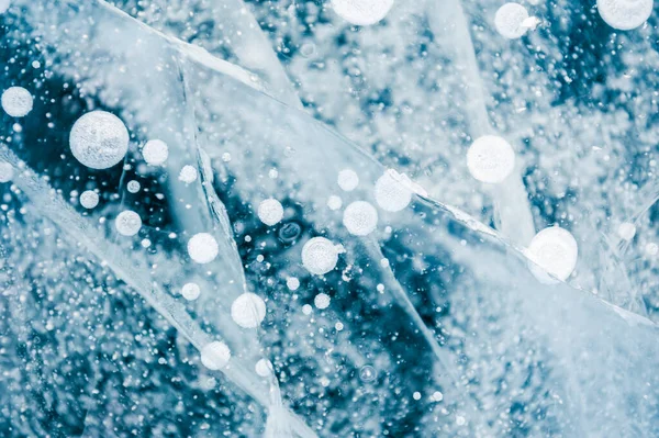 蓝冰的结构 冰湖上有裂缝和气泡 宏观形象 冬季自然背景 — 图库照片