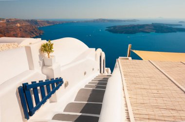 Santorini Adası, Yunanistan 'da beyaz mimari. Denize giden merdivenler. Seyahat hedefleri kavramı