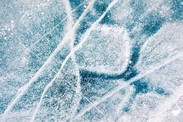 Tekstura Niebieskiego Lodu Pęknięciami Pęcherzykami Powietrza Zamarzniętym Jeziorze Makroobraz Zimowe — Zdjęcie stockowe